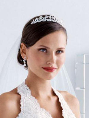 Bridal Hairstyle - low bun with tiara and veil