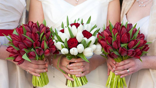 White and Red Bouquet with Co-Ordinating Bridesmaids' Bouquets